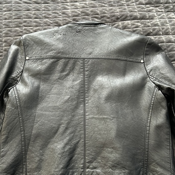 Black leather jacket, barely worn, small scuff in the back (shown in photo) - Picture 4 of 4